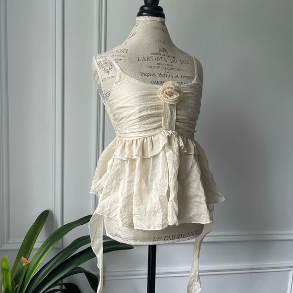 Elegant Cream Sleeveless Top - Picture 2 of 5